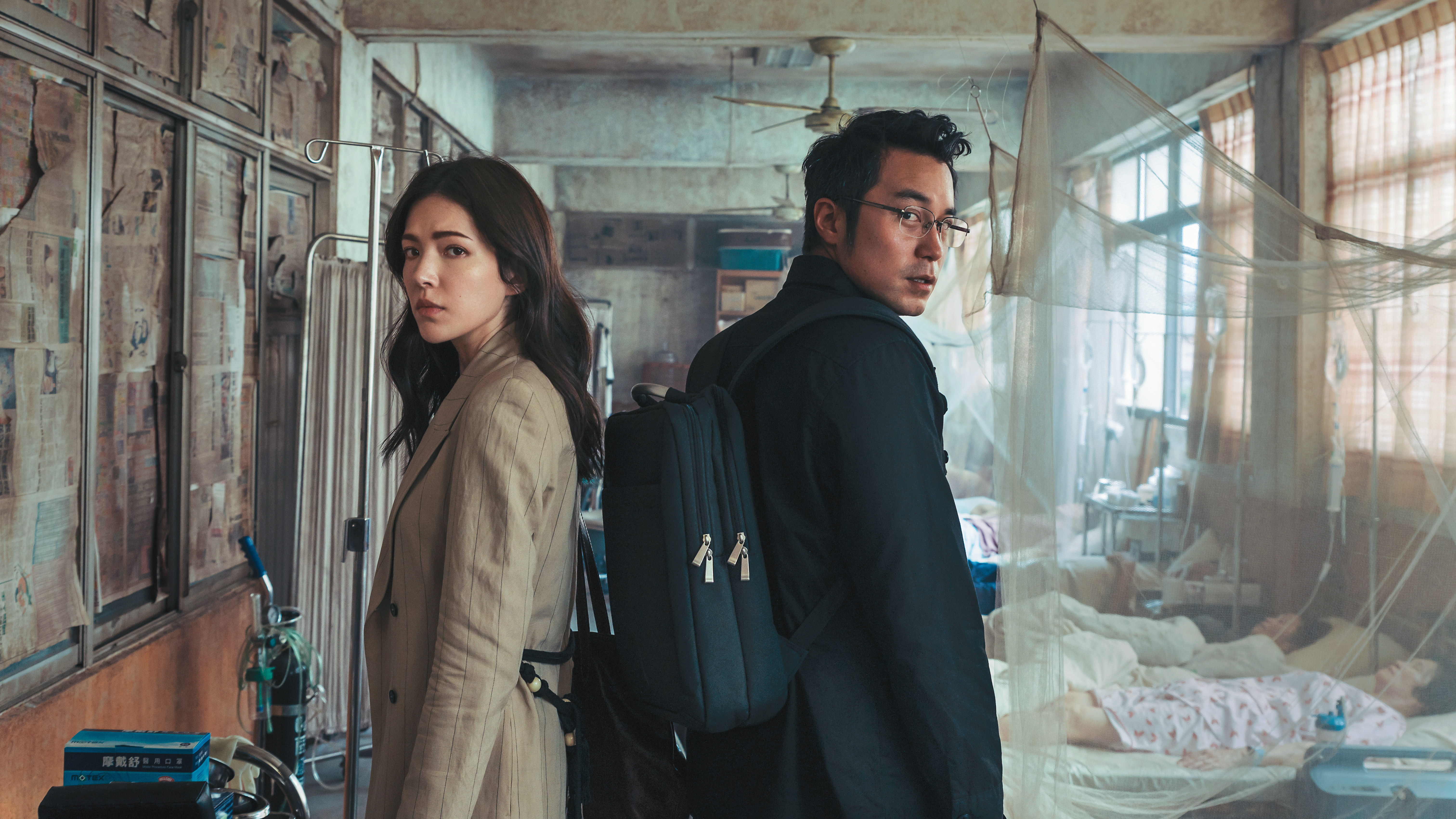 張孝全(右)、許瑋甯(左)飾演的鑑識官與社會記者,在《誰是被害者》私下合作聯手追凶。(Netflix提供)