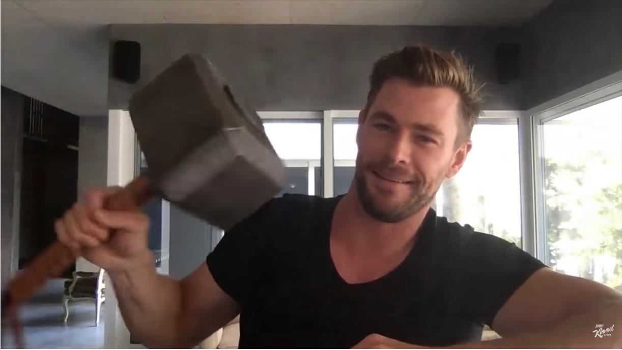 克里斯漢斯沃連線專訪時秀出珍藏的「雷神之錘」。（翻攝自Jimmy Kimmel Live Youtube）