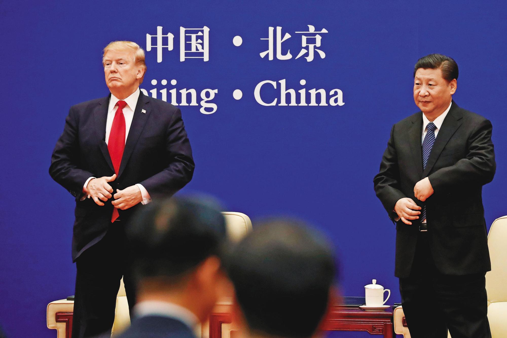 專家表示,除了新冠疫情,今年仍存在許多風險,例如美中貿易戰。圖左為美國總統川普、右為中國主席習近平。(達志影像)