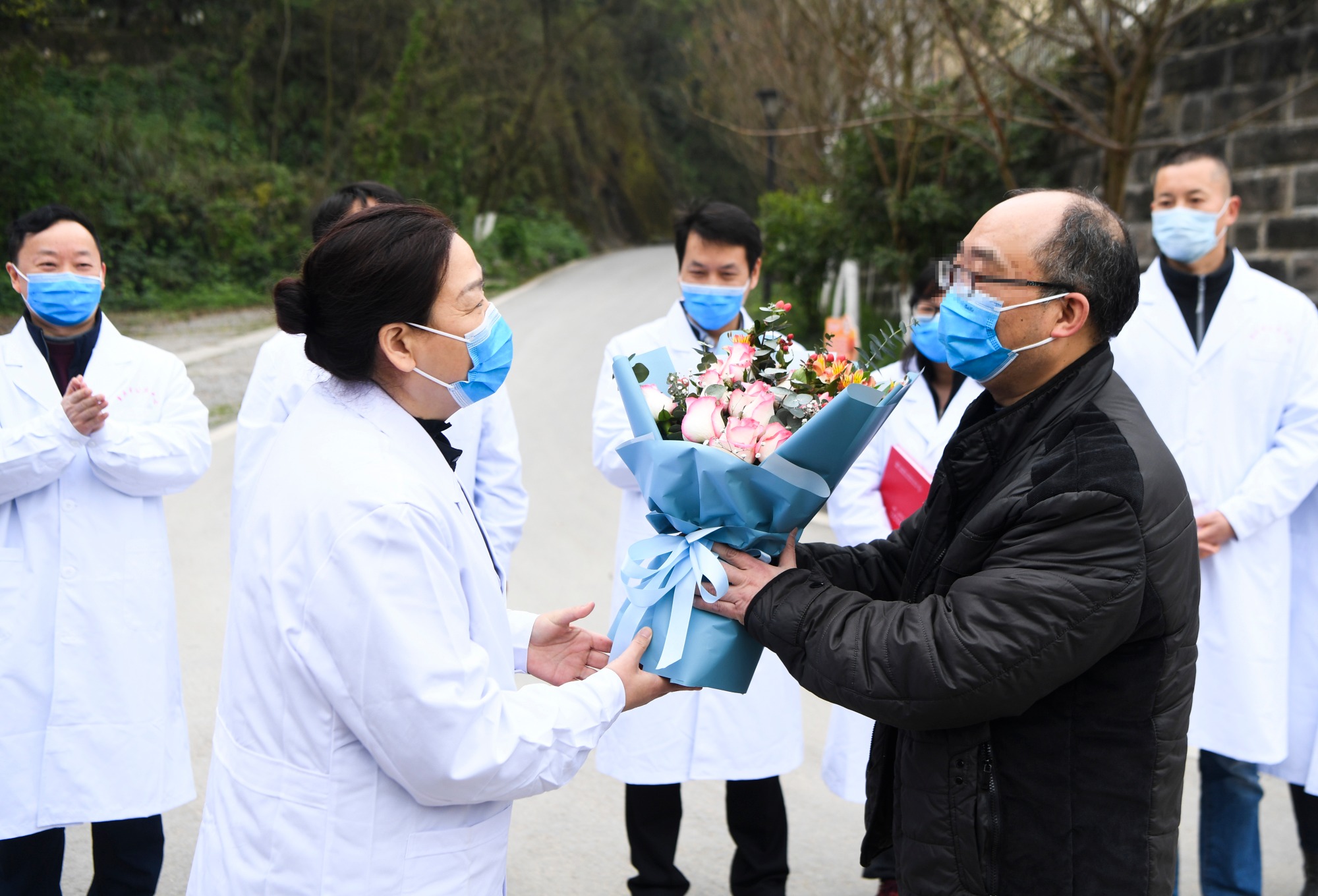 中國新增確診病例創新低,同時武漢重症患者已痊癒。(翻攝自新華社@XHNews推特)