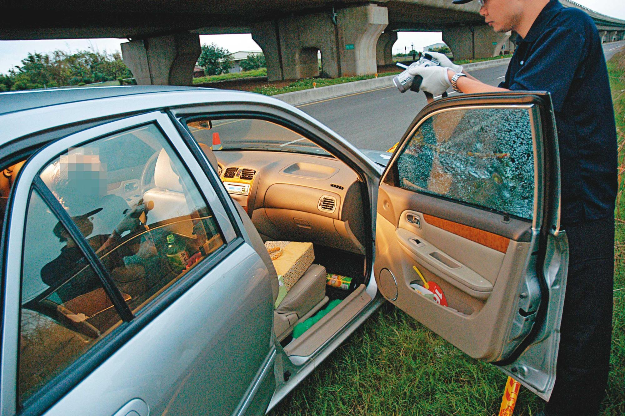 鑑識人員發現彈殼落在車內，死者毫無反抗跡象，直覺案情不單純。（翻攝自畫面）
