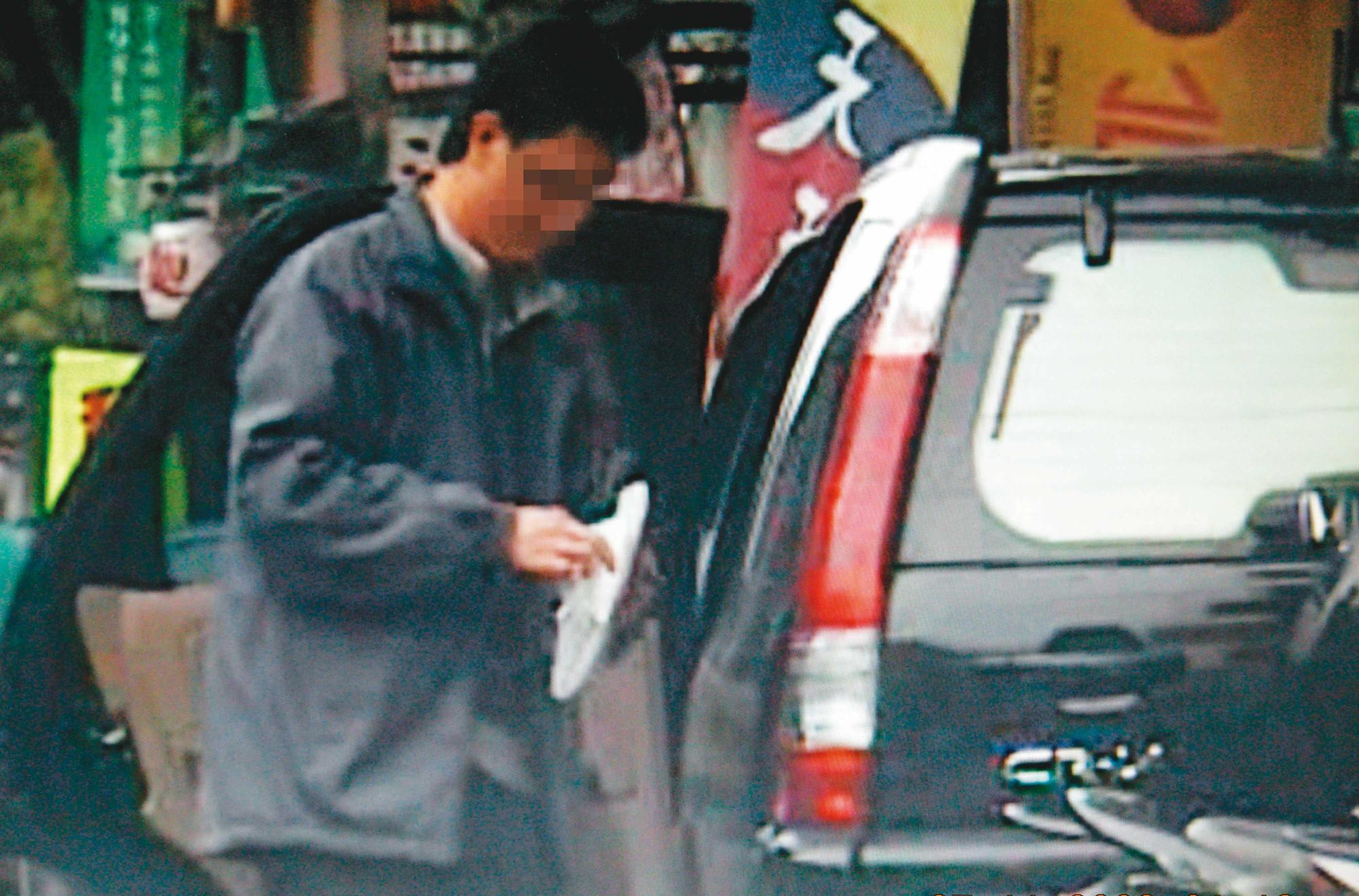 警方認定有擄人前科的施男(圖)就是槍手,其小弟坦承提供犯案槍枝。(翻攝畫面)