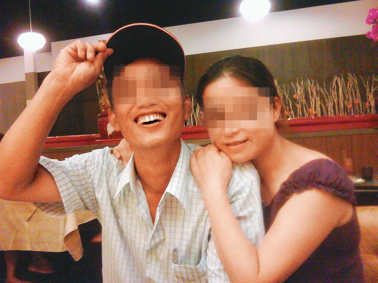 華女(右)與前夫許男(左)為貸款假離婚,但感情融洽,仍同住一起。(翻攝畫面)
