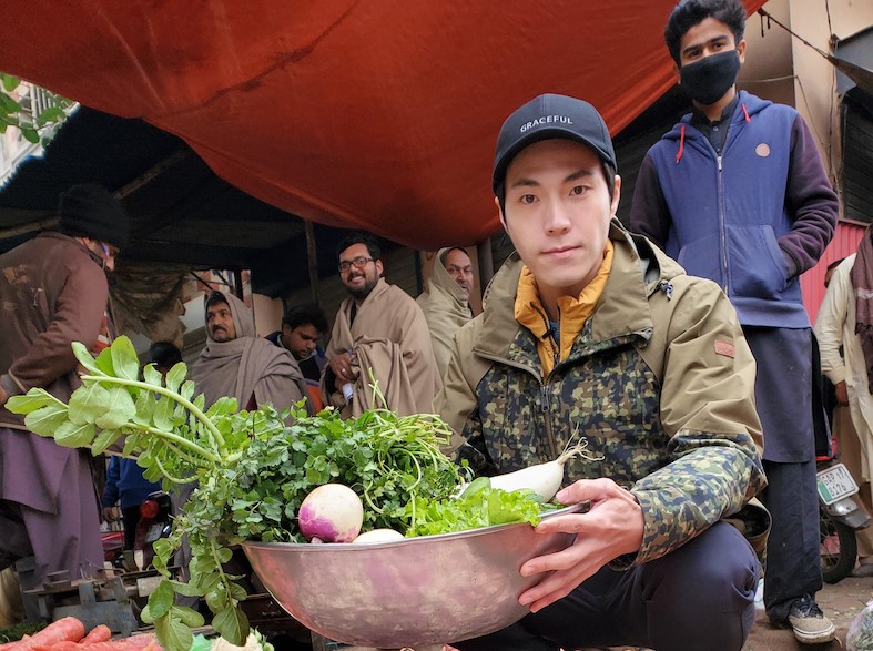 《世界第一等》主持人唐振剛前進巴基斯坦，抵達當地傳統市場。（八大提供）