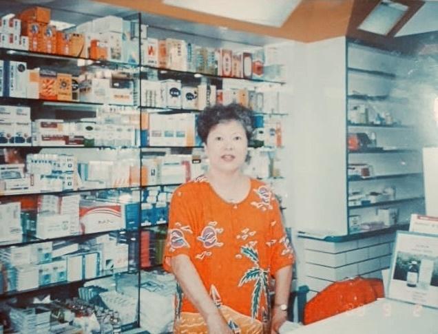 第一代徐素惠為養家，經營藥局全年無休，40多歲就拚到中風。（廖俊吉提供）
