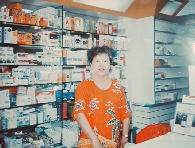 第一代徐素惠為養家,經營藥局全年無休,40多歲就拚到中風。(廖俊吉提供)
