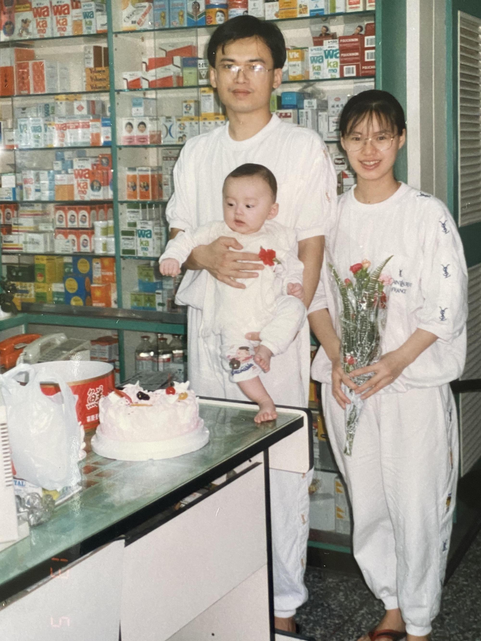 30多年前廖俊吉（左）的母親中風，他攜手藥師太太（右）返家接手藥局。（廖俊吉提供）