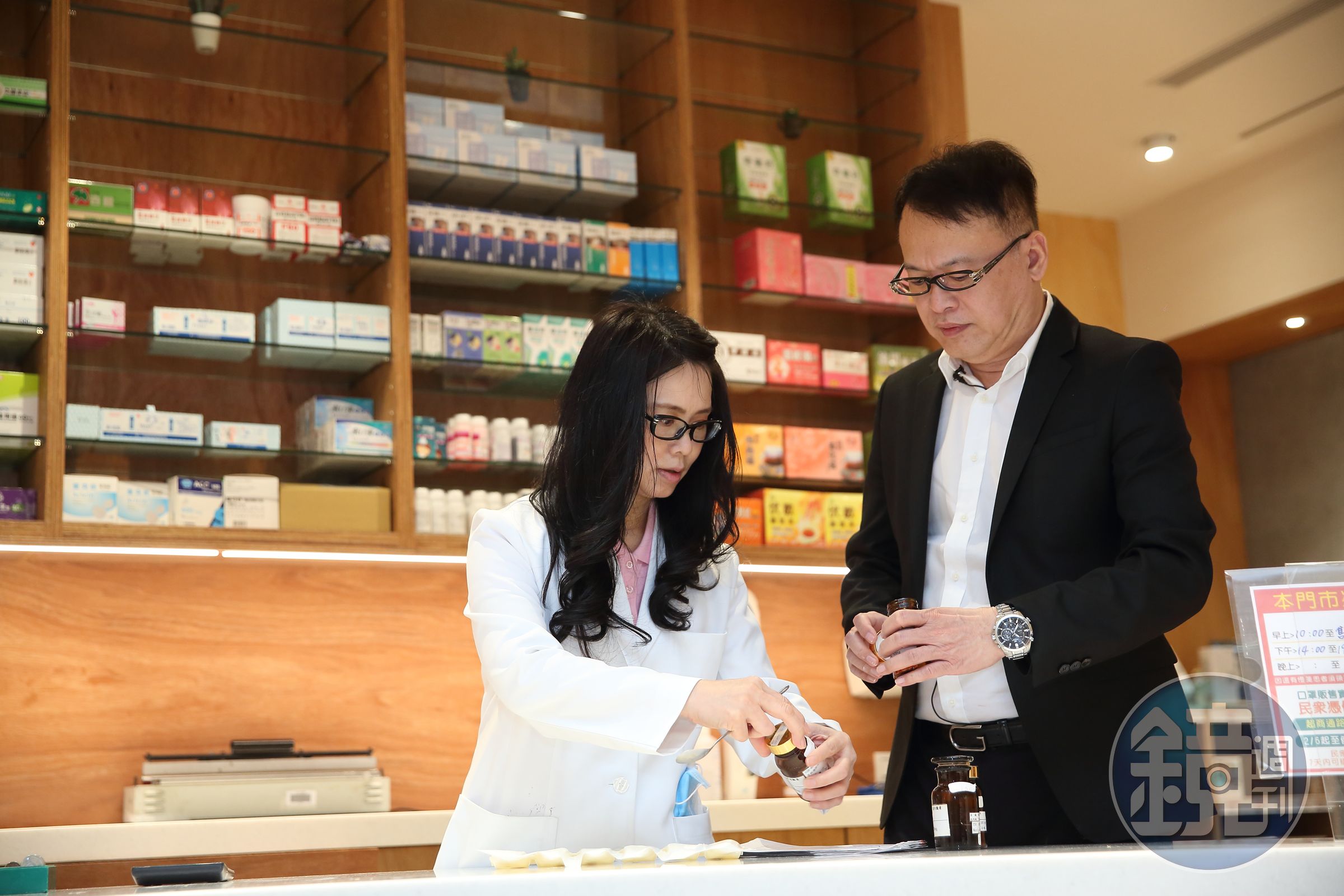 廖俊吉（右）的太太劉素汝（左）是藥局藥師，幫忙先生管理藥局事務。