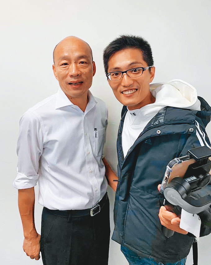 韓國瑜(左)競選總統時的青年軍總召陳品宏(右),遭韓粉指控吸金斂財。(翻攝陳品宏臉書)