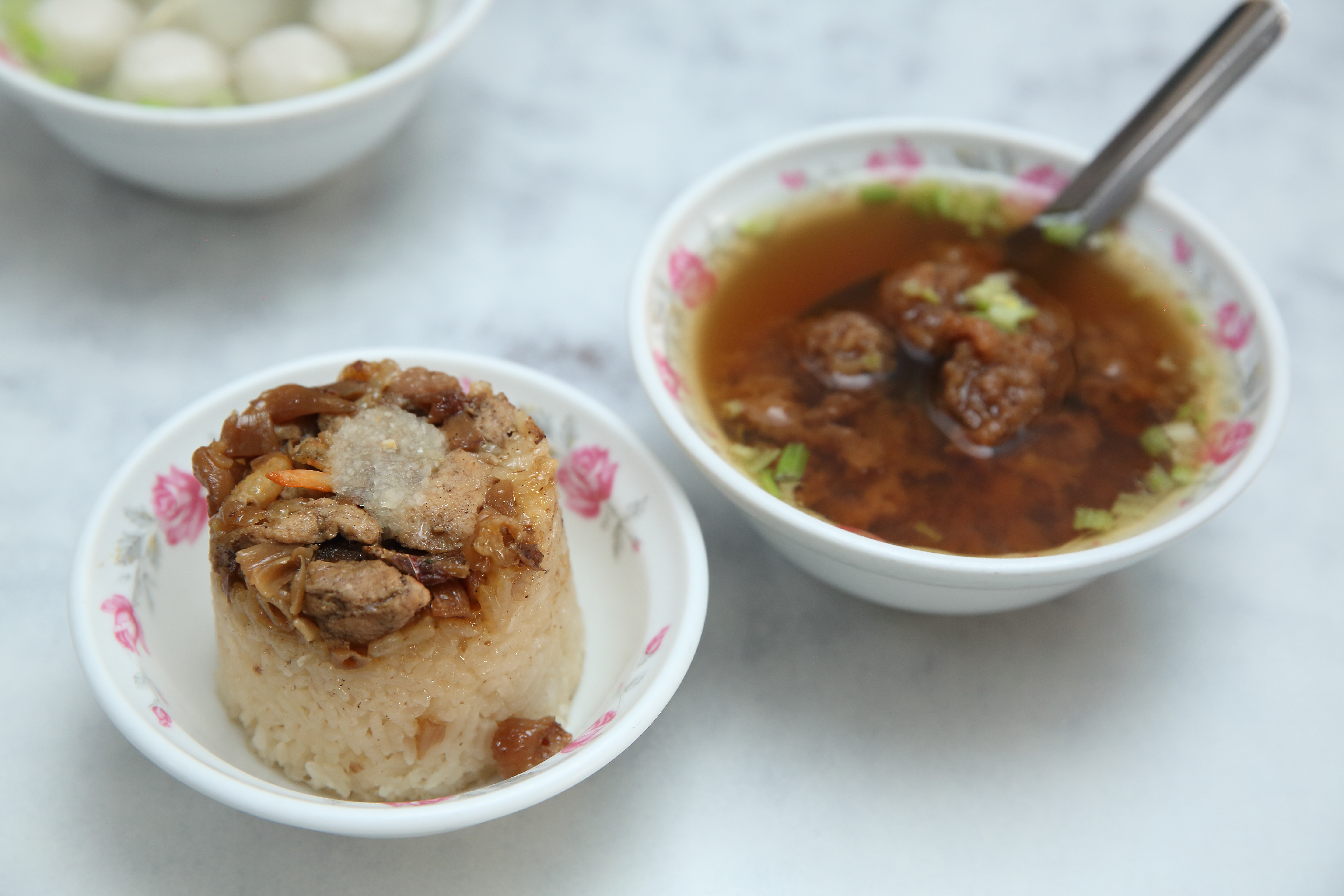 米糕甲的招牌米糕上有滷過的瘦肉、洋蔥，鹹香滷汁浸透長糯米，口感有Q勁。（25元）