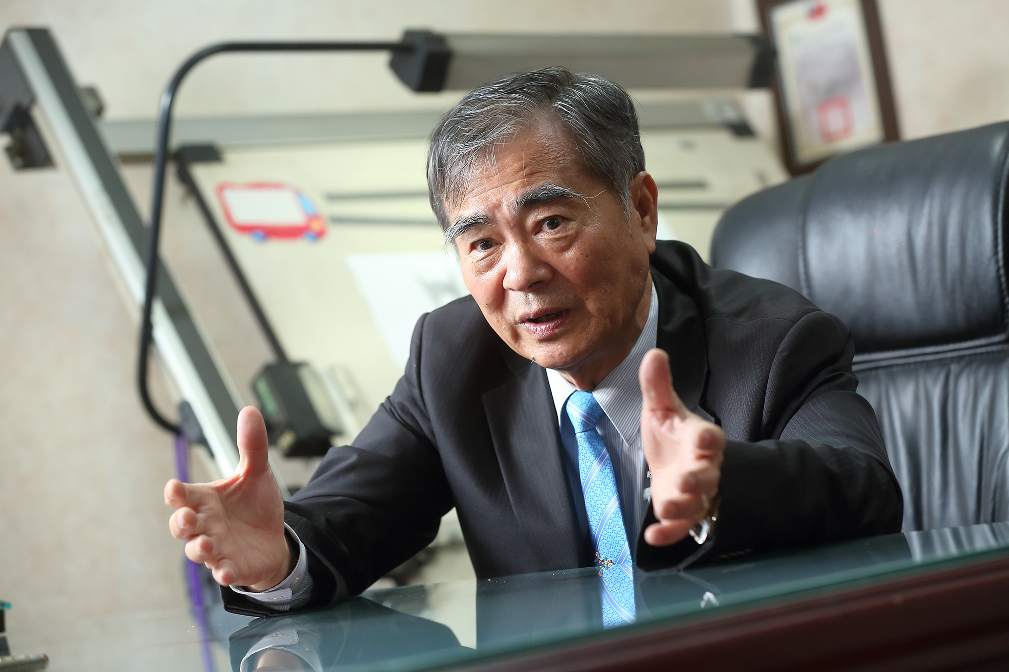 許溫德退役後進入工具機廠擔任業務，打開外銷市場，公司倒閉後不甘心努力化為烏有，決定自行創業。