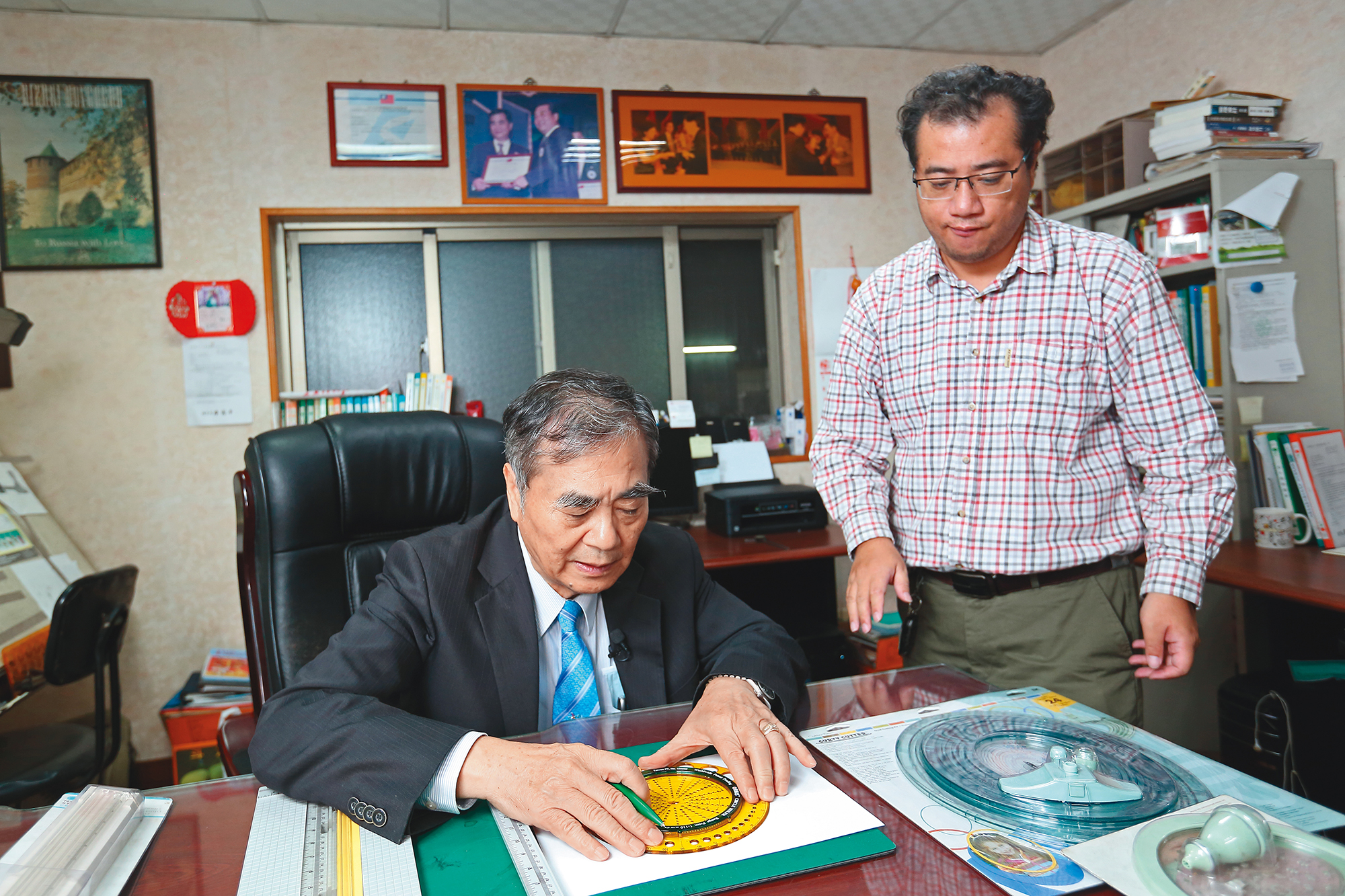 許溫德（左）的大兒子許琦雷當完兵就進公司幫忙，目前負責新產品設計研發。