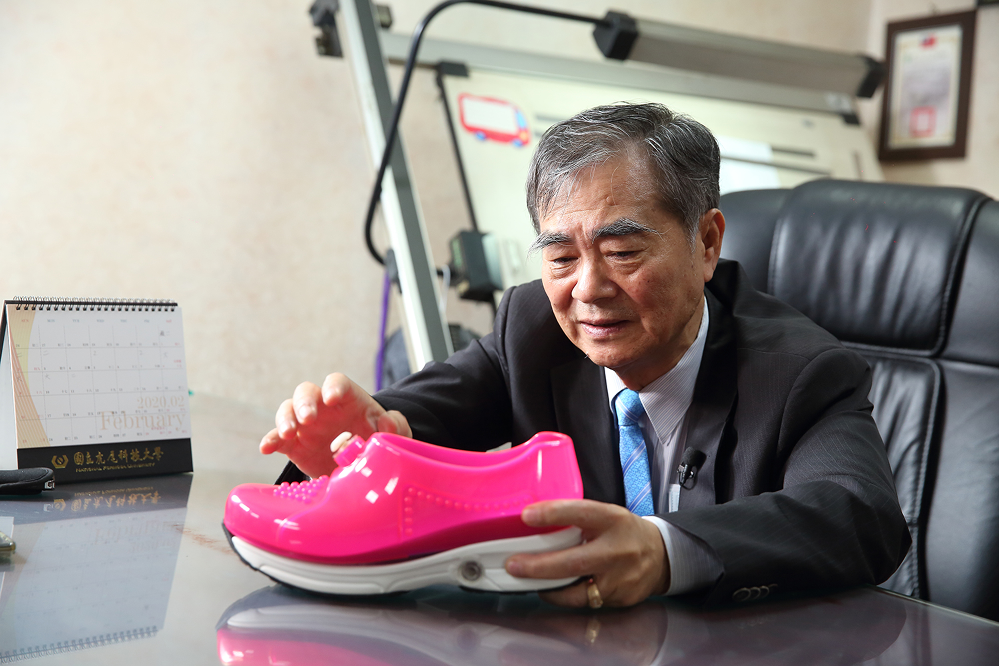 喜愛爬山的許溫德因為下山時腳趾被擠壓，發明設計有打氣構造的充氣鞋，減少趾頭的不適。