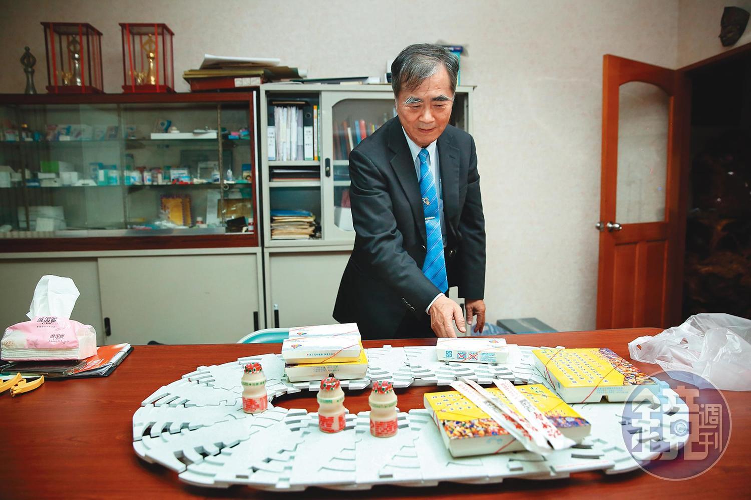 許溫德發明的「龍盤王」橢圓形旋轉餐盤，像是迴轉壽司軌道的設計，可解決長方形餐桌挾菜的不便。（2500元／小，3500元／大）
