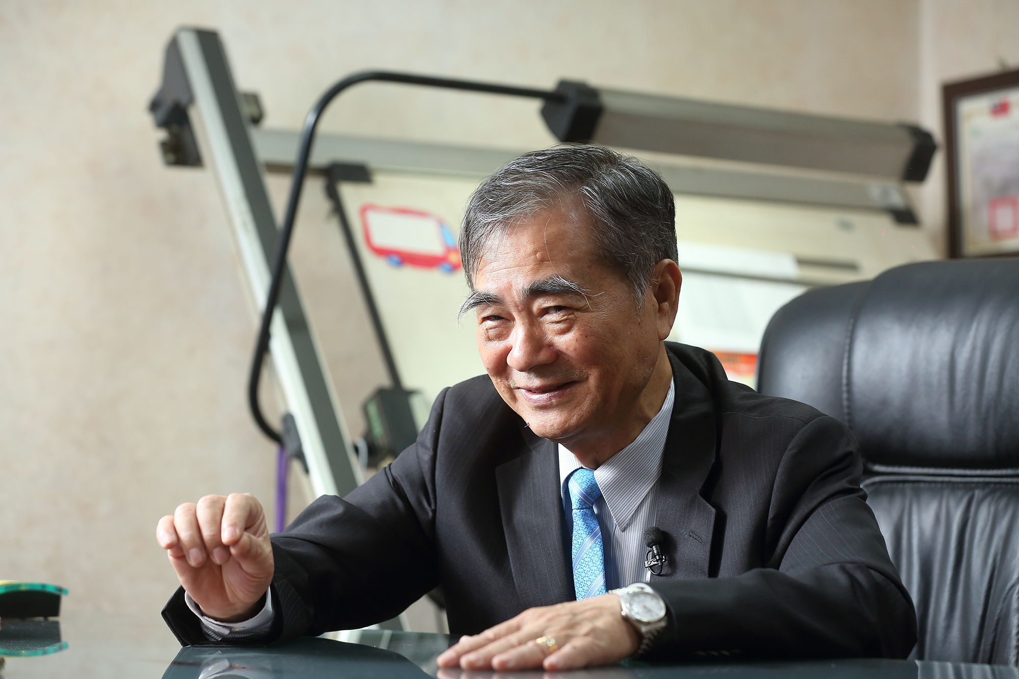 許溫德年輕時製造販售工具機，機器出問題就要前往國外維修，有一次差點搭上死亡班機。