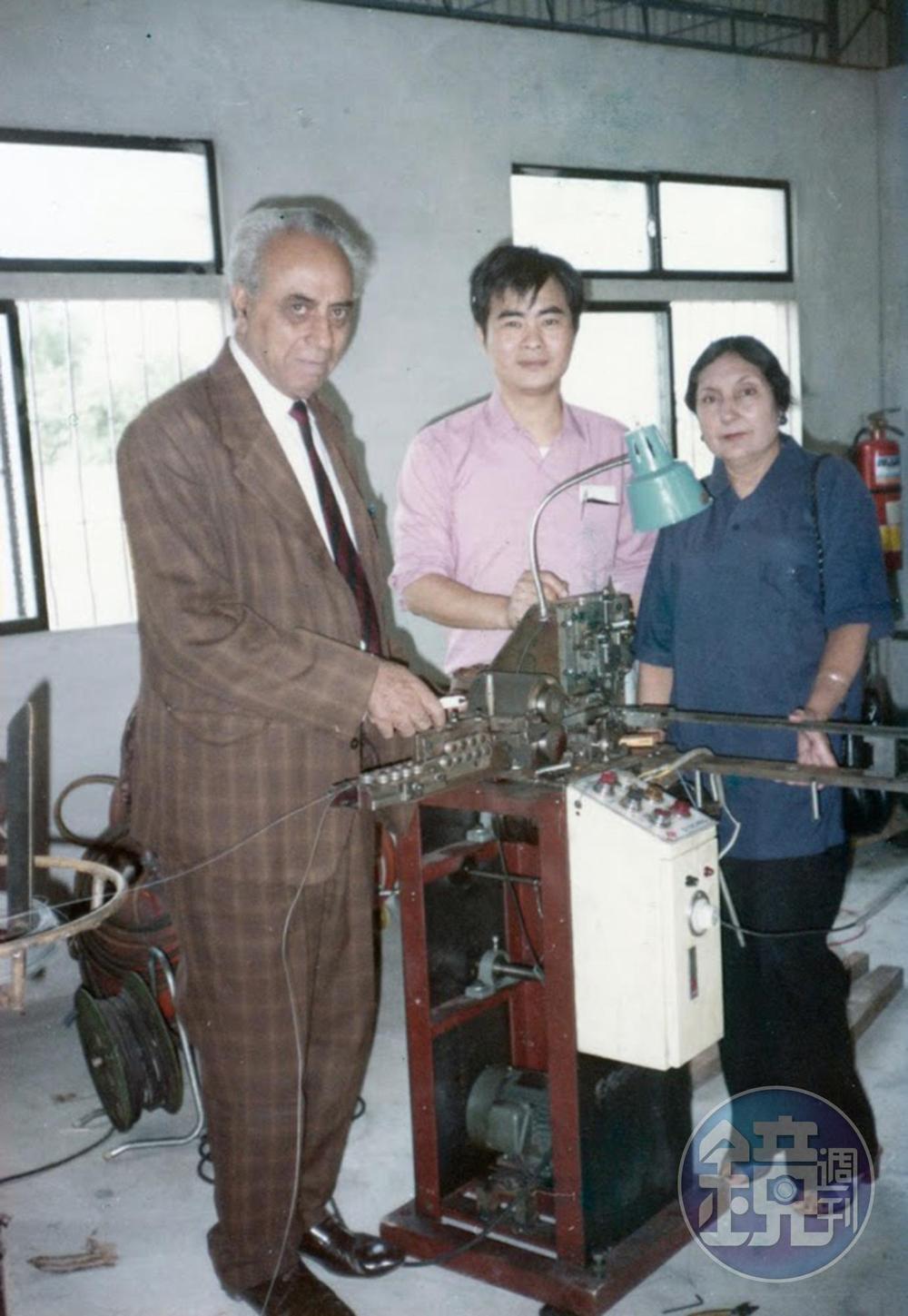 許溫德(中)早期創業販售工具機,客戶都是外國人,遍及中東、蘇俄等地區。(許溫德提供)