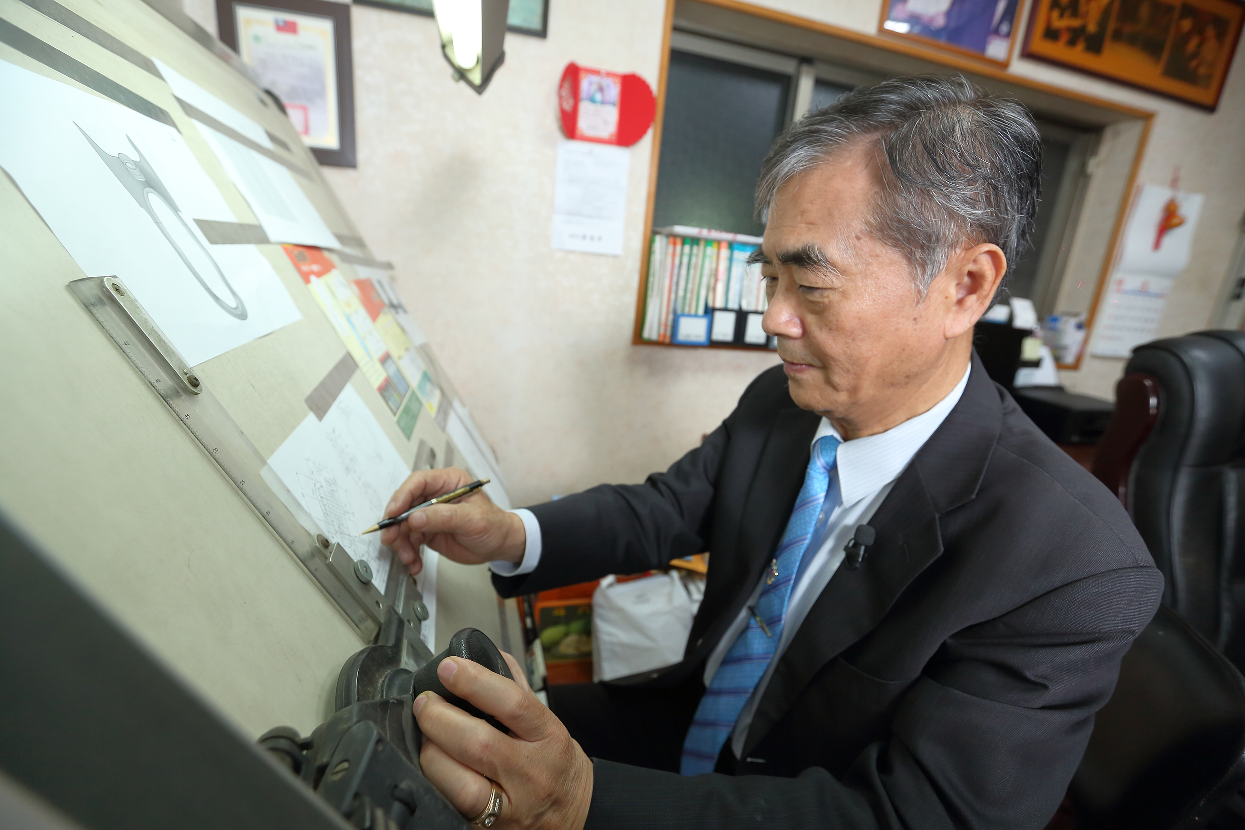 許溫德雖然不是機械、設計相關科系畢業，卻能自己繪圖製作機具、模具或產品。