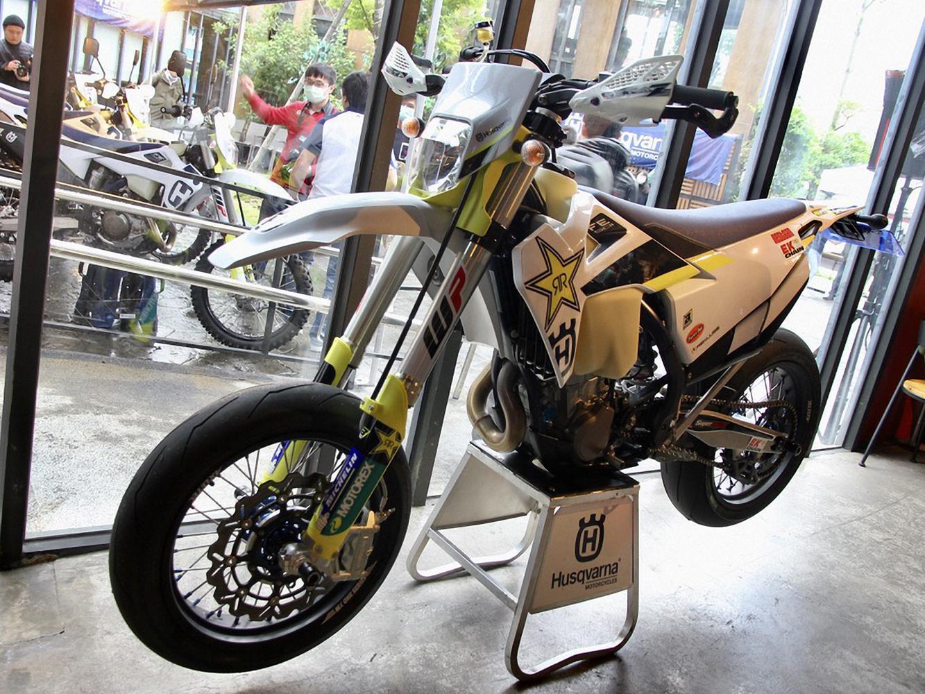 HusqvarnaFE全車系有著相同的車架及懸吊系統，採用液壓成型的鉬鉻合金主車架，經鐳射切割和機械手臂焊接確保車架的高強度以及精確性。
