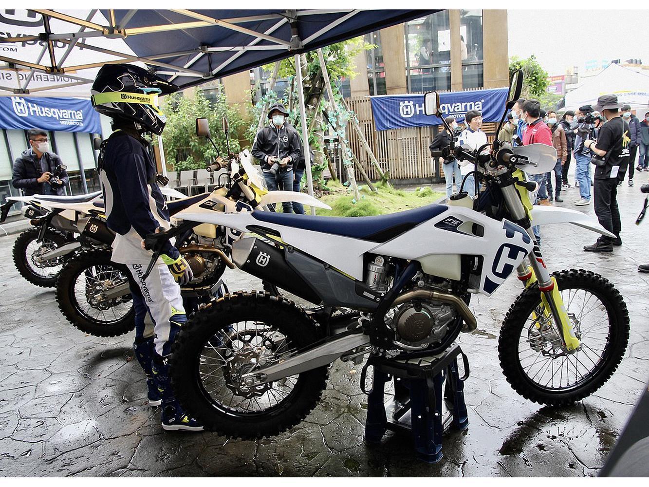 四款FE車款所搭配的引擎細節上則有著較大的不同，250及350車款皆為DOHC高壓縮比設定，FE250的壓縮比由12.8:1提升到13.8:1，FE350由12.3:1提升到13.5:1，在輸出更加暴力的情況下引擎重量卻僅有羽量級的27.6公斤。