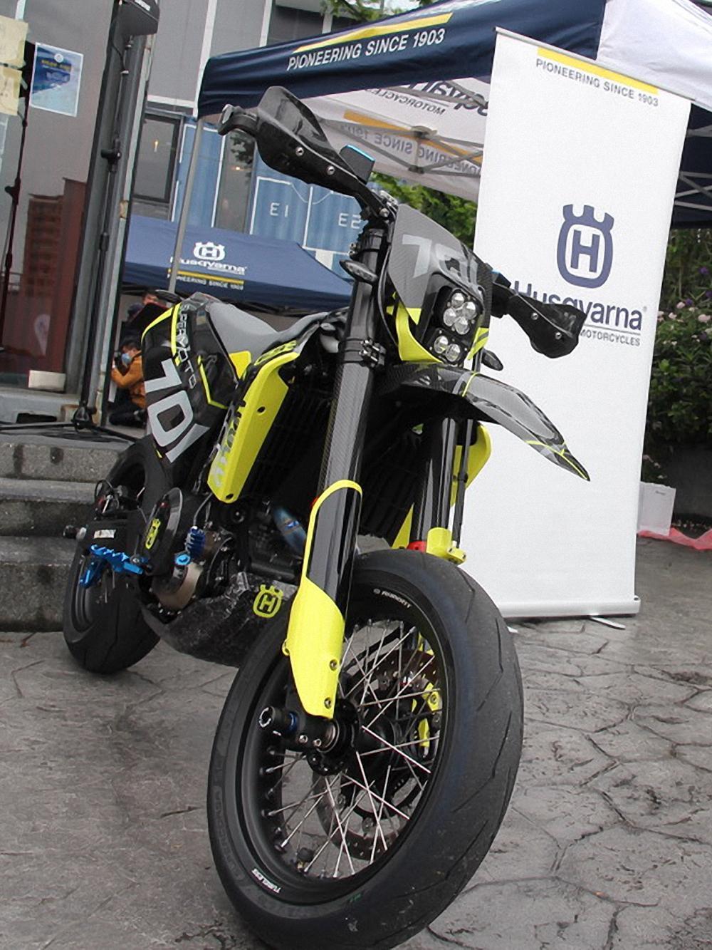 懸吊部分全車系採用WP XPLOR 48mm倒立式前叉，左側前叉為壓縮右側為回彈，伸壓側阻尼皆為30段可調，預載調整為新一代免工具快速調整，全新設計的活塞提供更長的作動行程更可降低觸底的風險。
