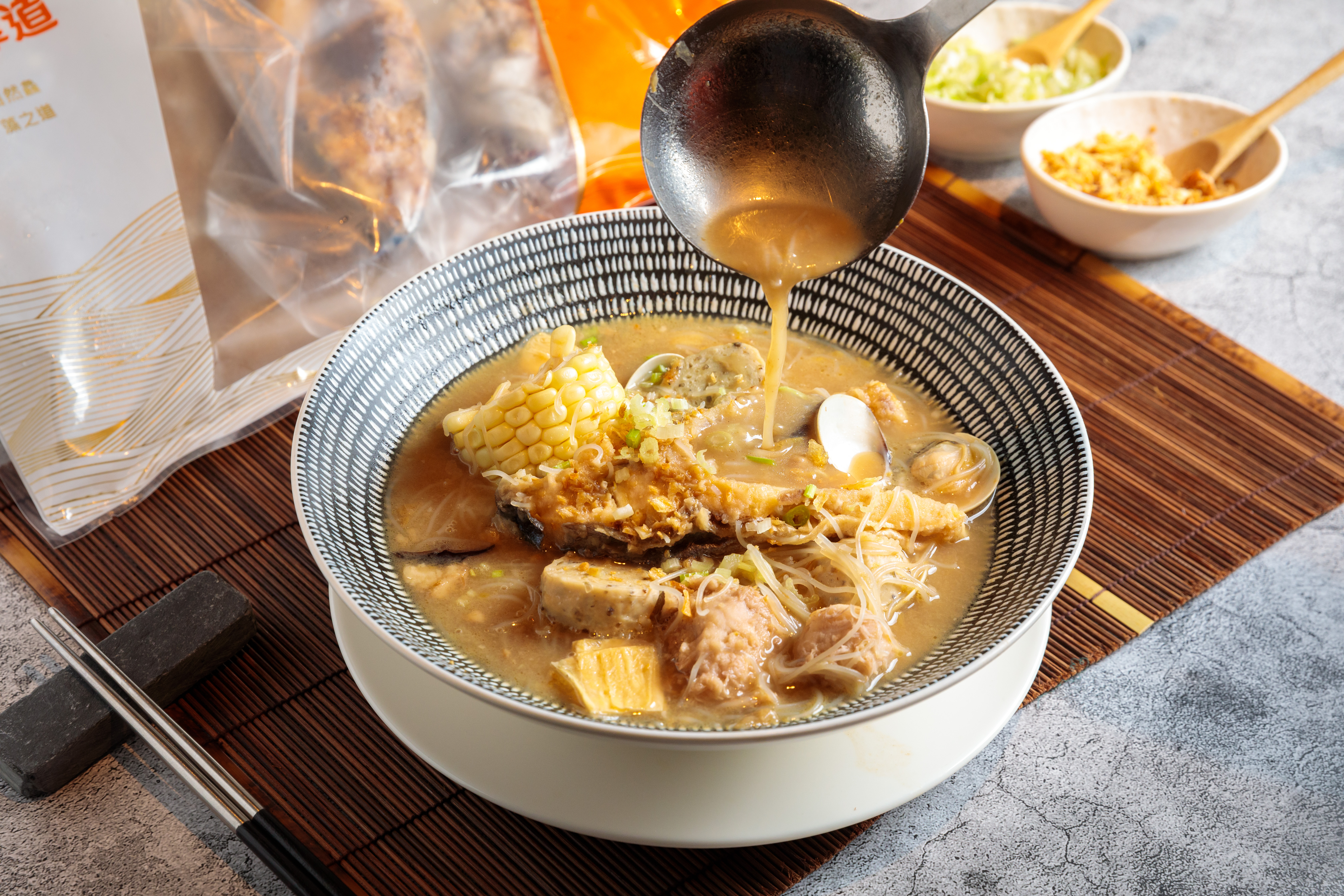 「褐藻金鯧炊粉」黃金鯧炸過後多了香氣，融進湯頭裡滋味更醇厚。（220元／包）