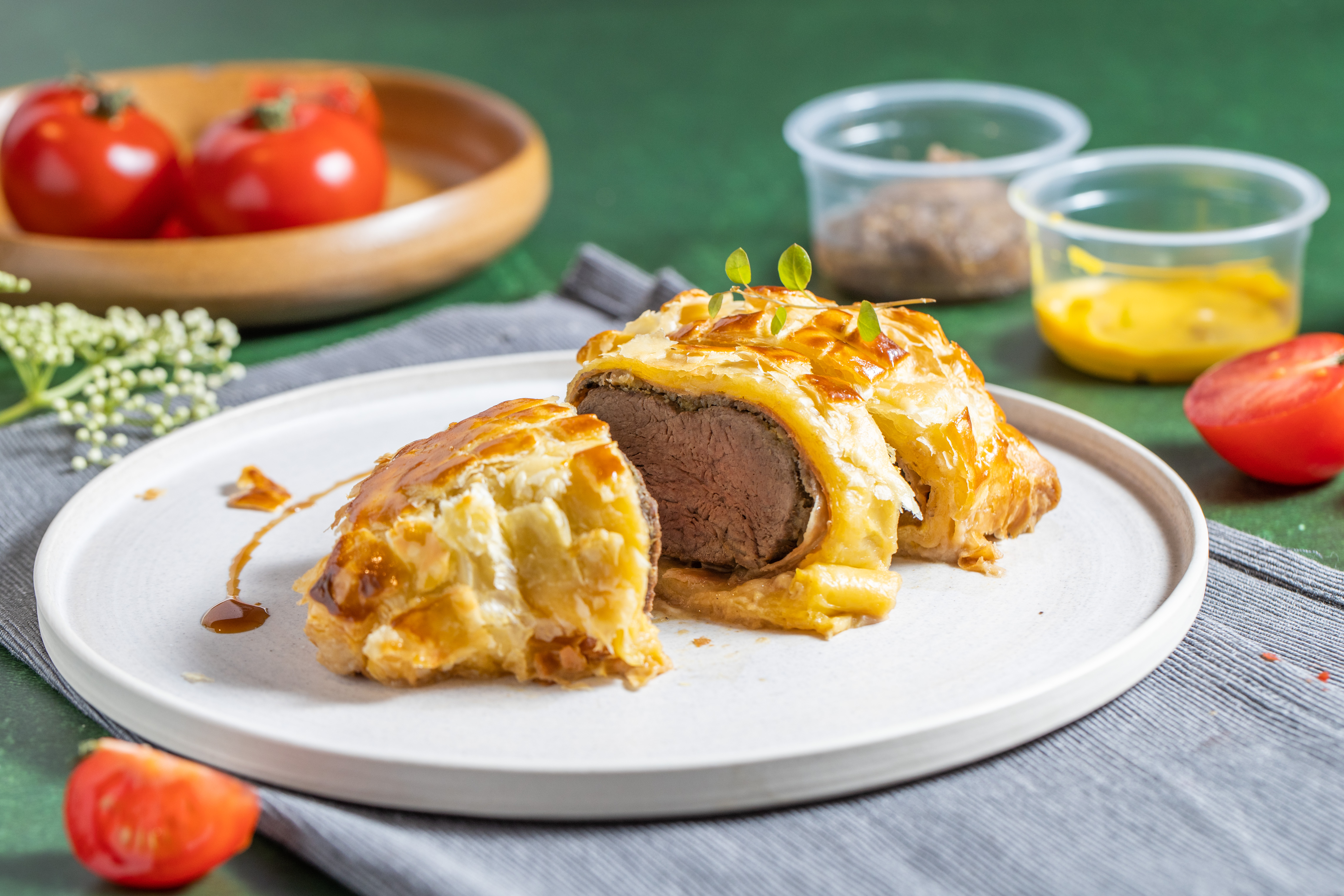 「威靈頓牛排」食材箱把麻煩的備料一次搞定，在家也能玩出像樣大菜。（980元／套）