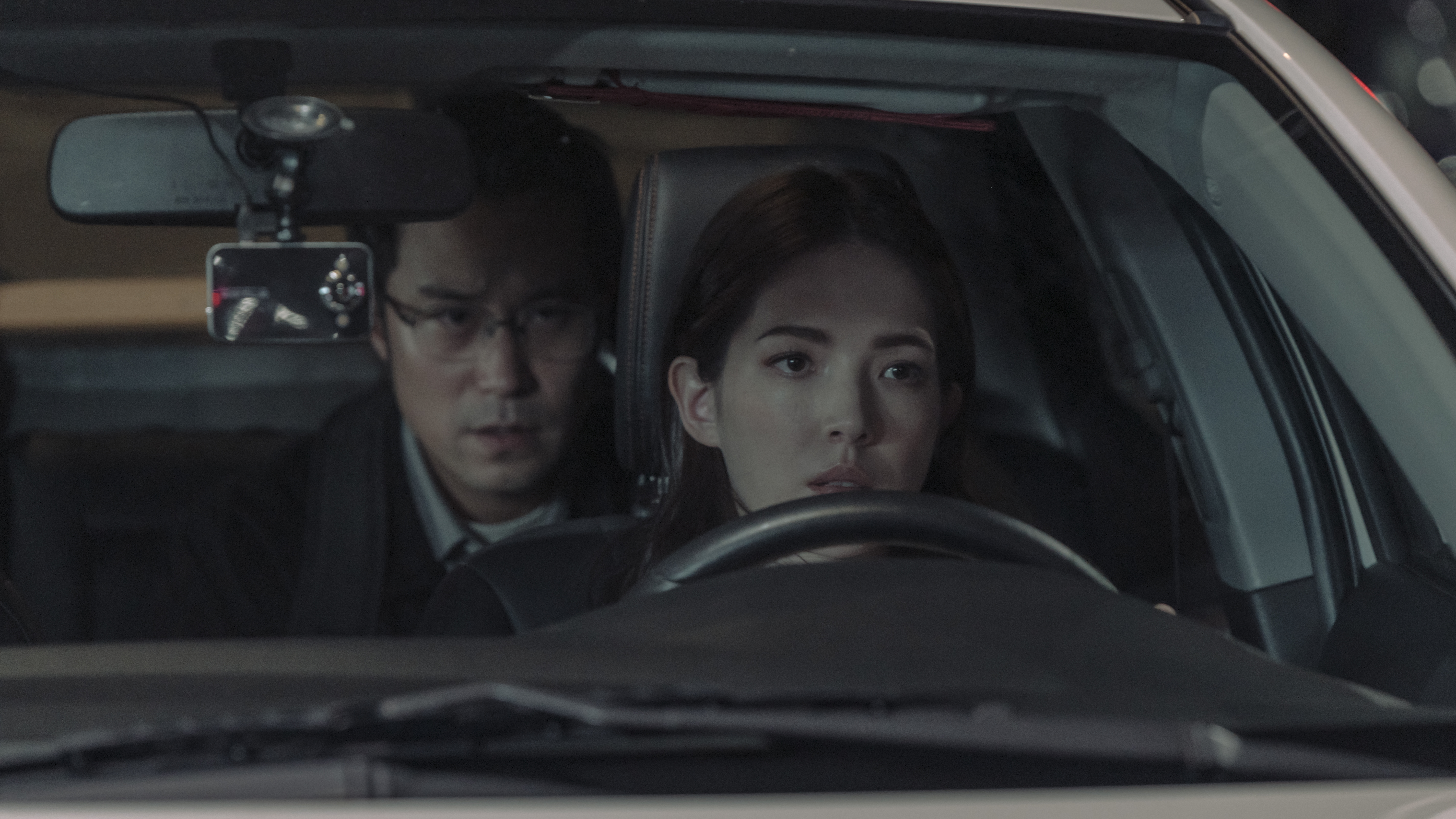 導演透露許瑋甯有蠻多坐在車內的戲,她有時乾脆在等戲時也不下車,一直坐在車內玩手機,或是培養情緒。 (Netflix提供)