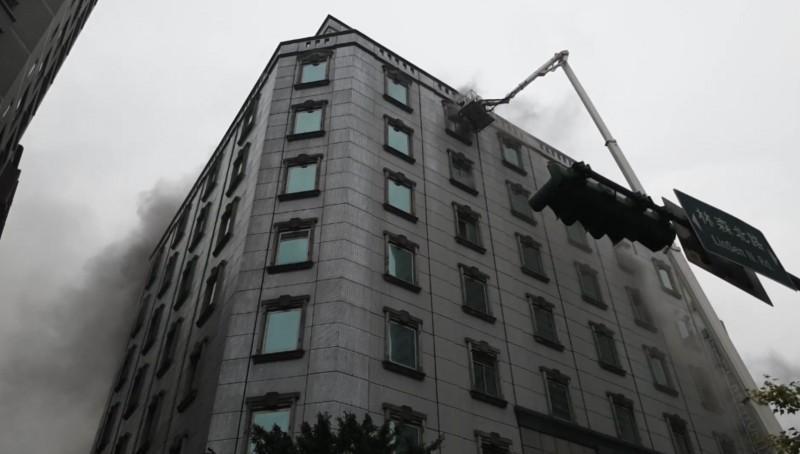 位於台北市林森北路上的錢櫃昨發生大火,造成5死1命危的悲劇發生。(翻攝畫面)