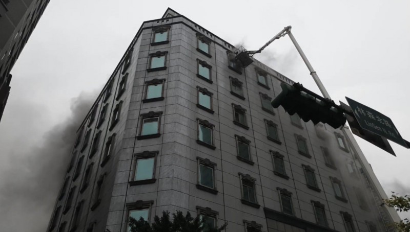 台北市中山區林森北路上的錢櫃KTV今上午11時許傳出火警意外。(翻攝自畫面)