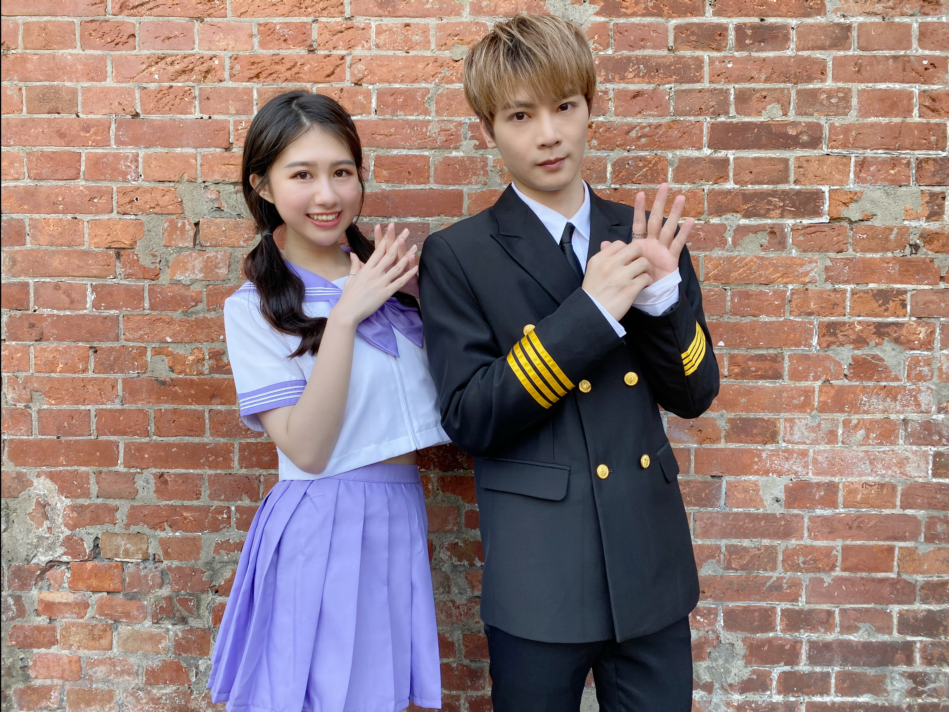 古曜威身著空少服，與學生服的馨亞，齊跳梨泰院防疫洗手舞。（單純夢想文創事業提供）