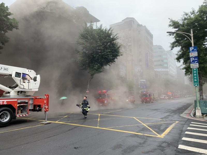 北市中山區林森北路上的錢櫃KTV上午發生火警，2人葬身火窟。（翻攝畫面）