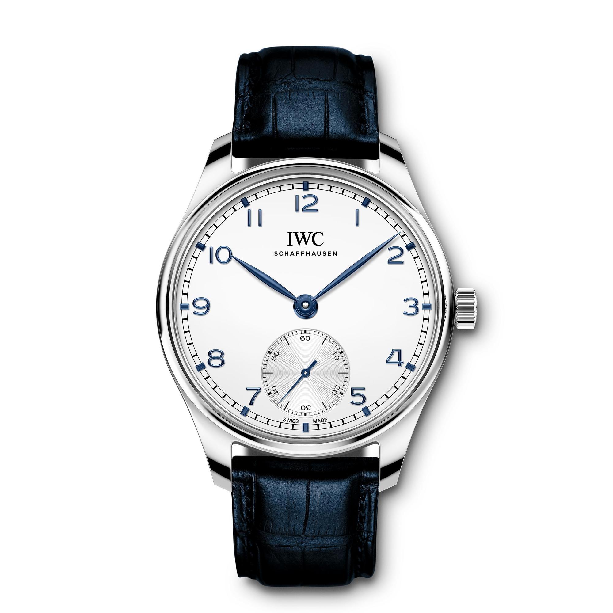 IWC全新的小三針腕錶（型號IW3583）改裝載82200自動上鏈機芯，動力儲存60小時。尺寸也縮小至40mm。此款型號為IW358304不鏽鋼款，定價NT$232,000。
