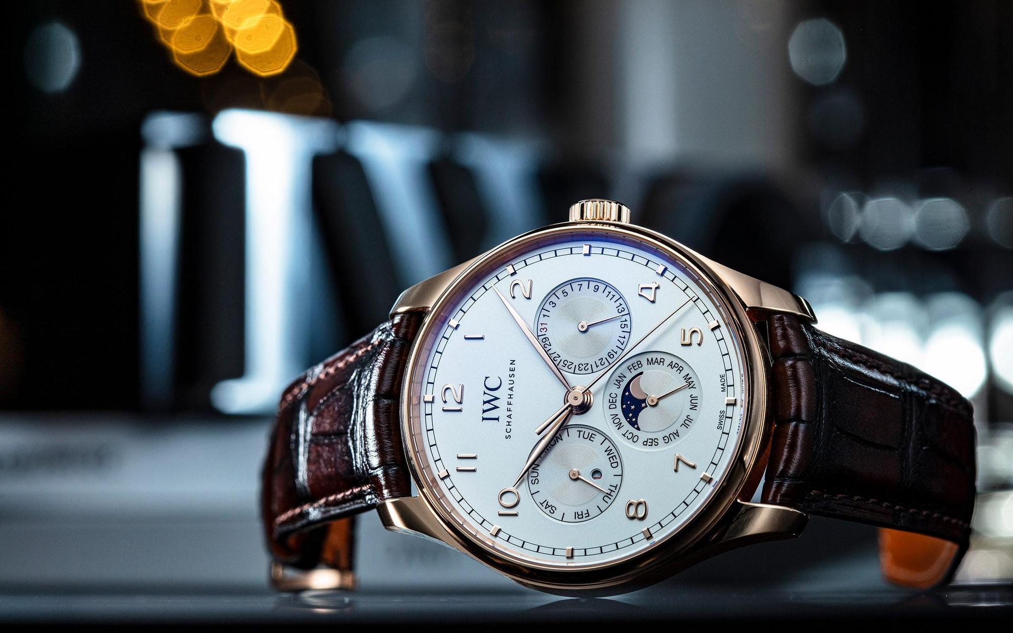 IWC今年由葡萄牙系列當家，其中這款型號IW3442的全新萬年曆腕錶，與過去我們印象中的IWC萬年曆有很大的不同。