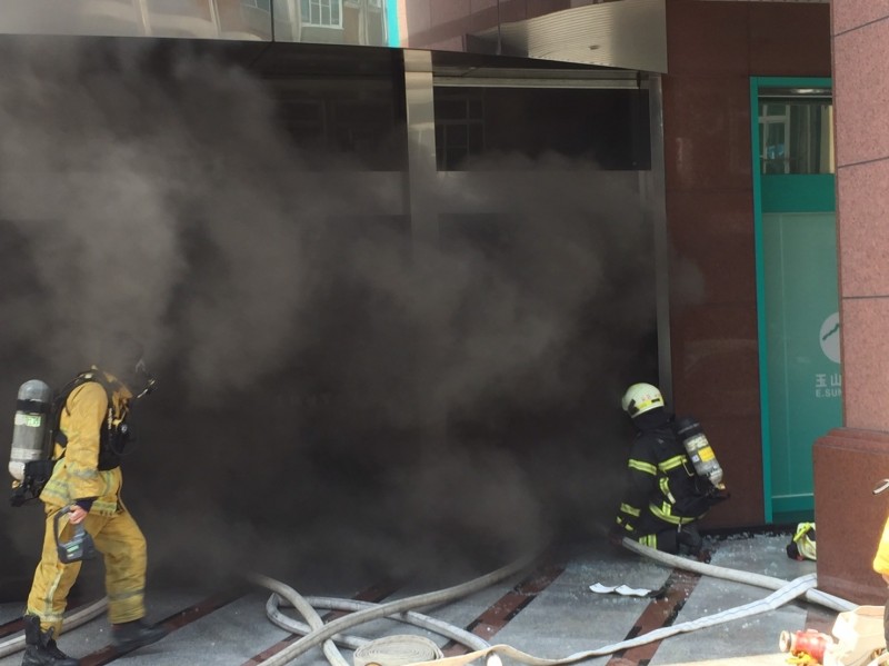 大量濃煙從地下室通道竄出。（消防局提供）