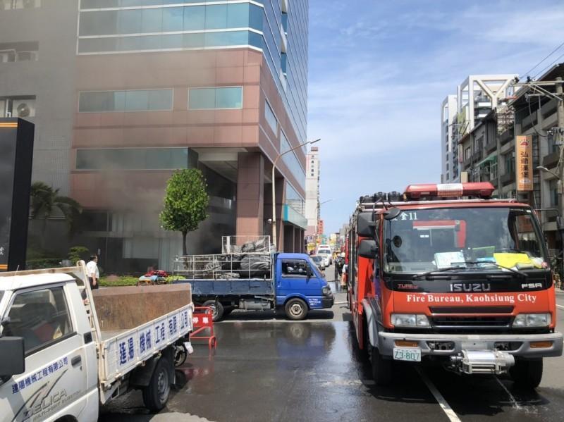 大樓地下室機車燃燒,消防局搶救中。(消防局提供)