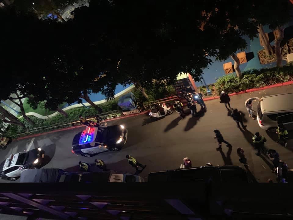 台北市25日晚間一條巷子內有8人爆發衝突,在地上扭打,引來超多警察排解,沒想到背後原因竟然超溫馨。(翻攝自Brian Tsai臉書)