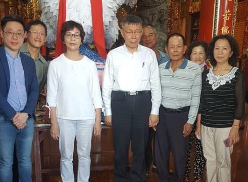 柯文哲26日上午在屏東參訪,挨批只顧選舉。(翻攝自北勢寮保安宮 大道公廟臉書)