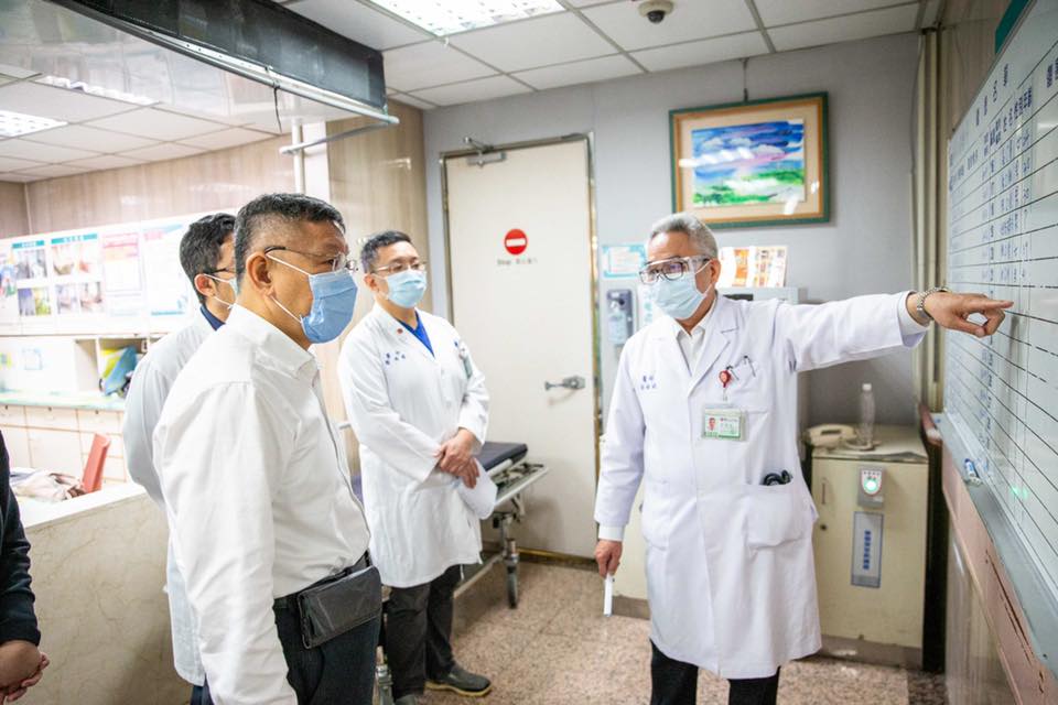 台北市林森北路錢櫃昨發生火警意外，造成54人輕重傷送醫、5死、1命危悲劇，台北市長柯文哲緊急趕回台北勘災並探視傷者。（翻攝自柯文哲臉書粉專）