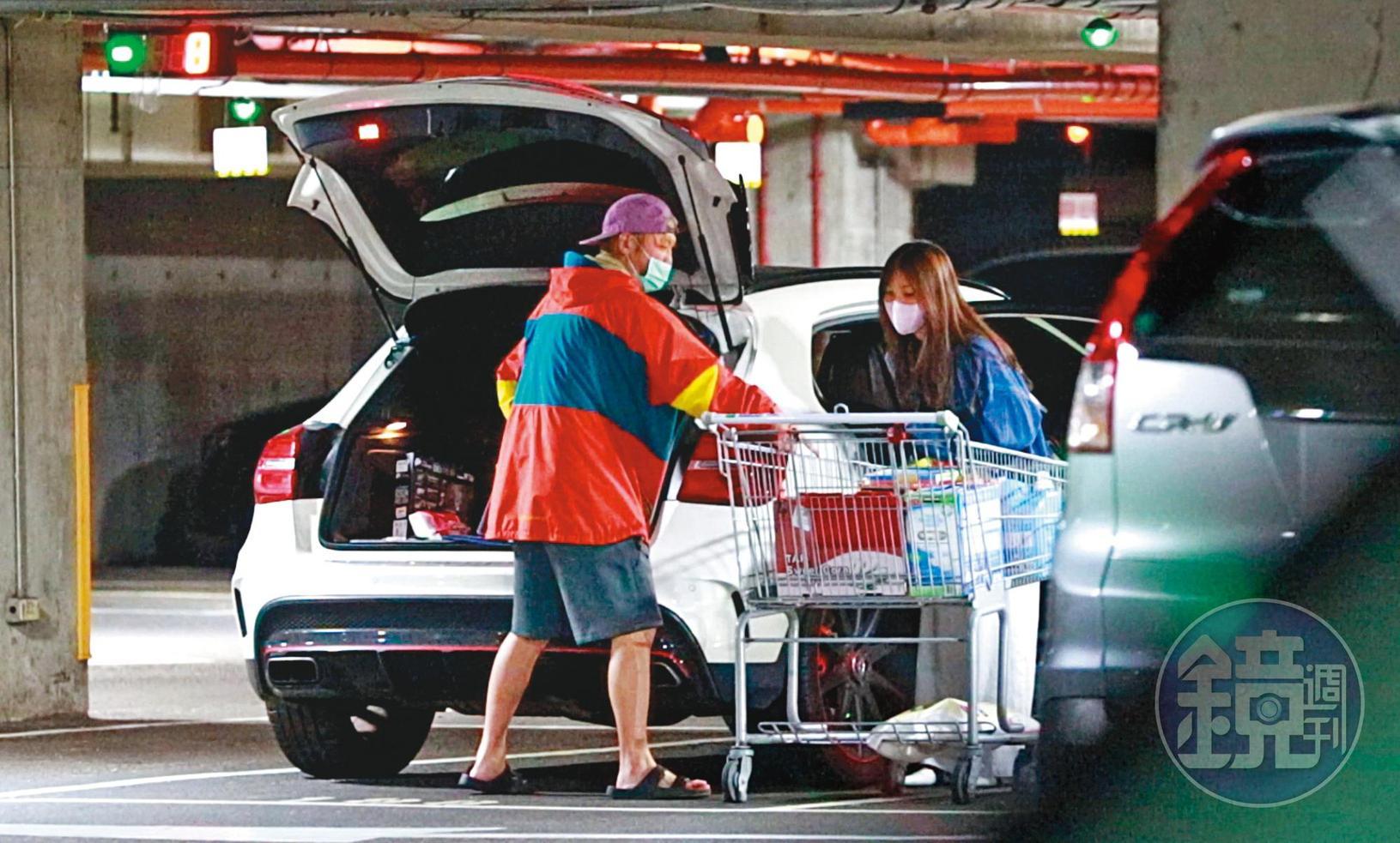 12:39 KID一路把購物車推到自己的白色賓士旁,女友隨後幫忙把東西裝上車。