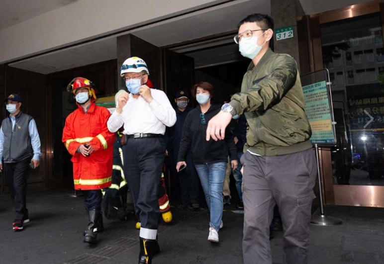 「學姊」黃瀞瑩臉書發文，分享柯文哲趕往錢櫃現場的照片。（翻攝自黃瀞瑩臉書）