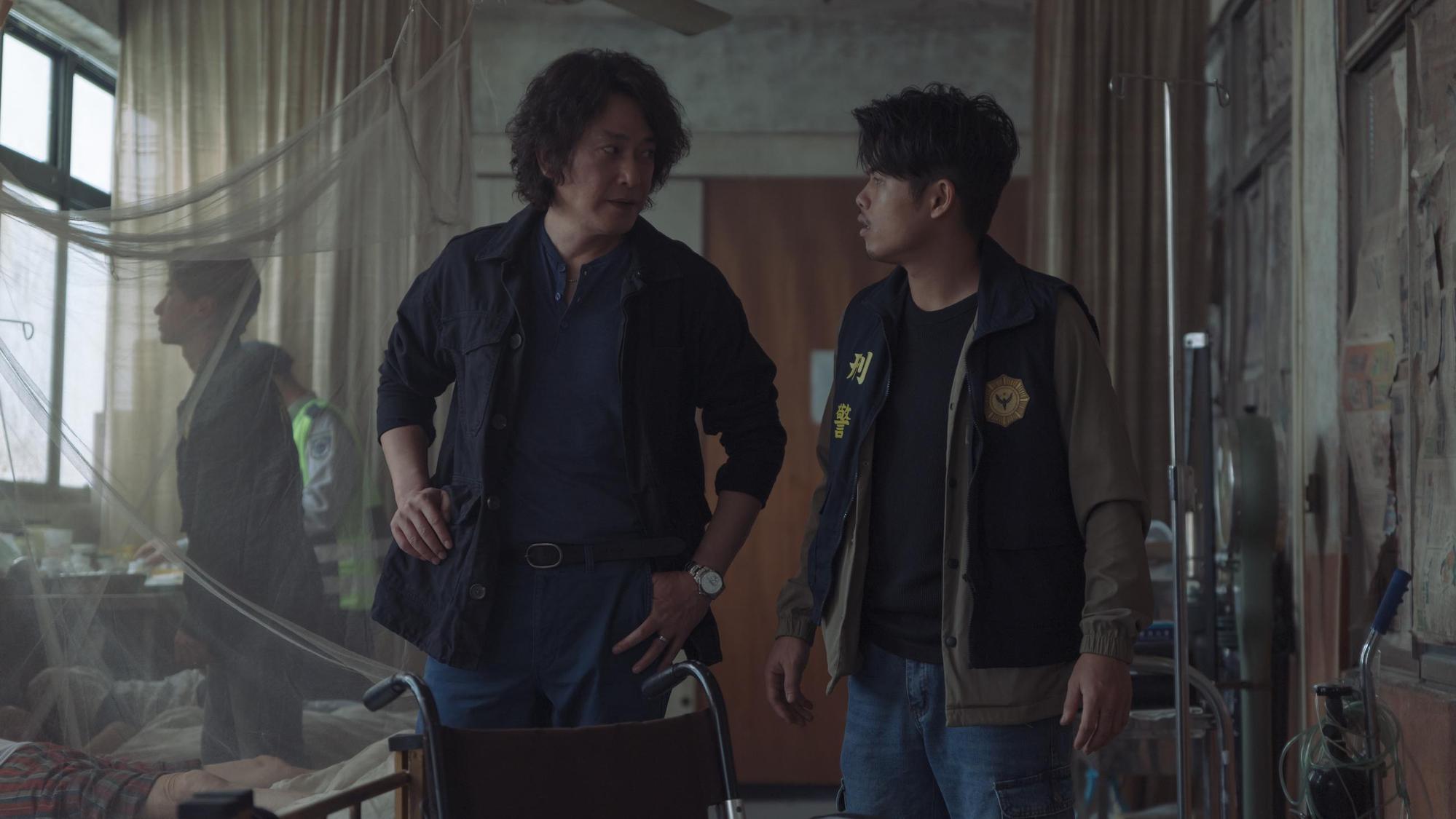 王識賢與張再興(右)再次合作,這次由黑道轉白道,王識賢對張再興直接K沒在客氣。(Netflix提供)