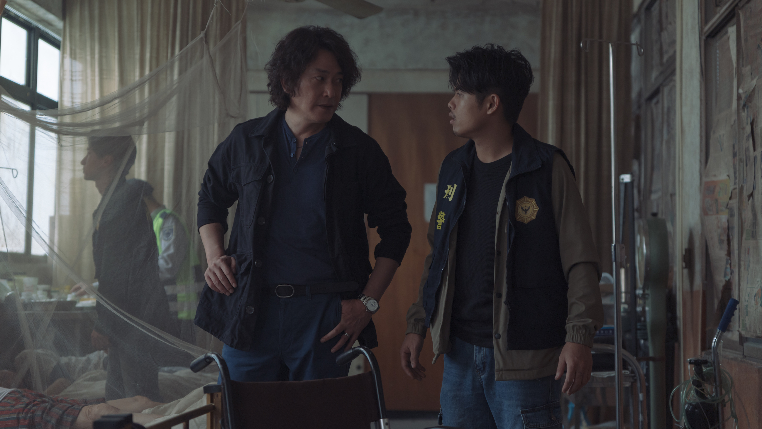 王識賢與張再興（右）再次合作，這次由黑道轉白道，王識賢對張再興直接K沒在客氣。（Netflix提供）