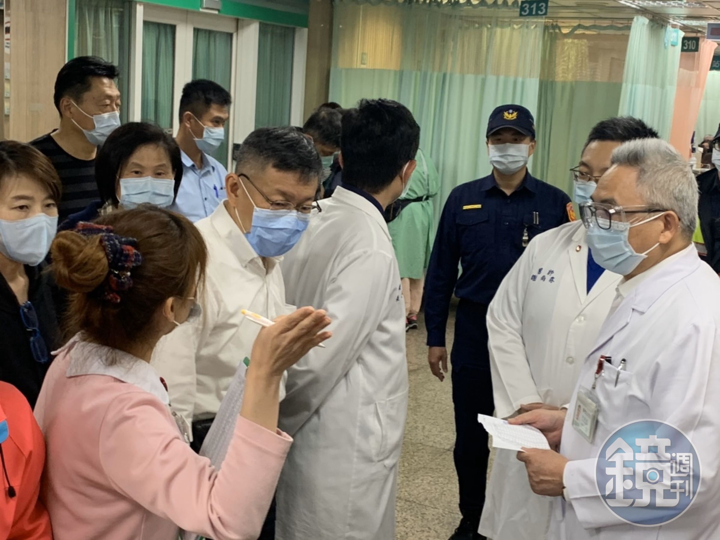 柯文哲昨日到馬偕醫院探視傷者。（台北市政府提供）