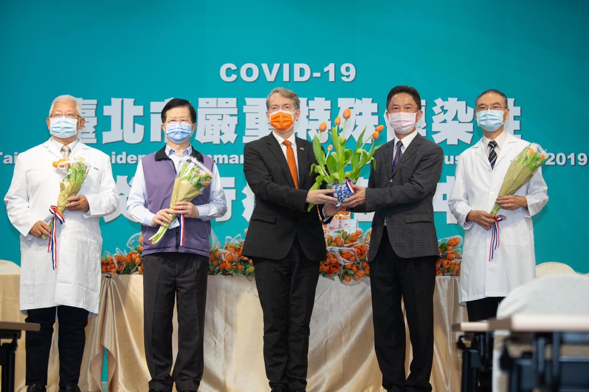 荷蘭代表處準備橘色鬱金香,送往流行疫情指揮中心、指定收治重症患者與部分市轄醫院,以及桃園國際機場等29個單位。(翻攝自NTIO臉書)