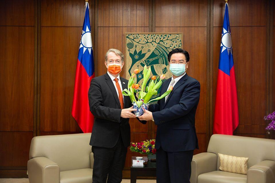 荷蘭貿易暨投資辦事處專程空運3,999朵鬱金香來台,送交給外交部和防疫第一線工作人員。(翻攝自NTIO臉書)