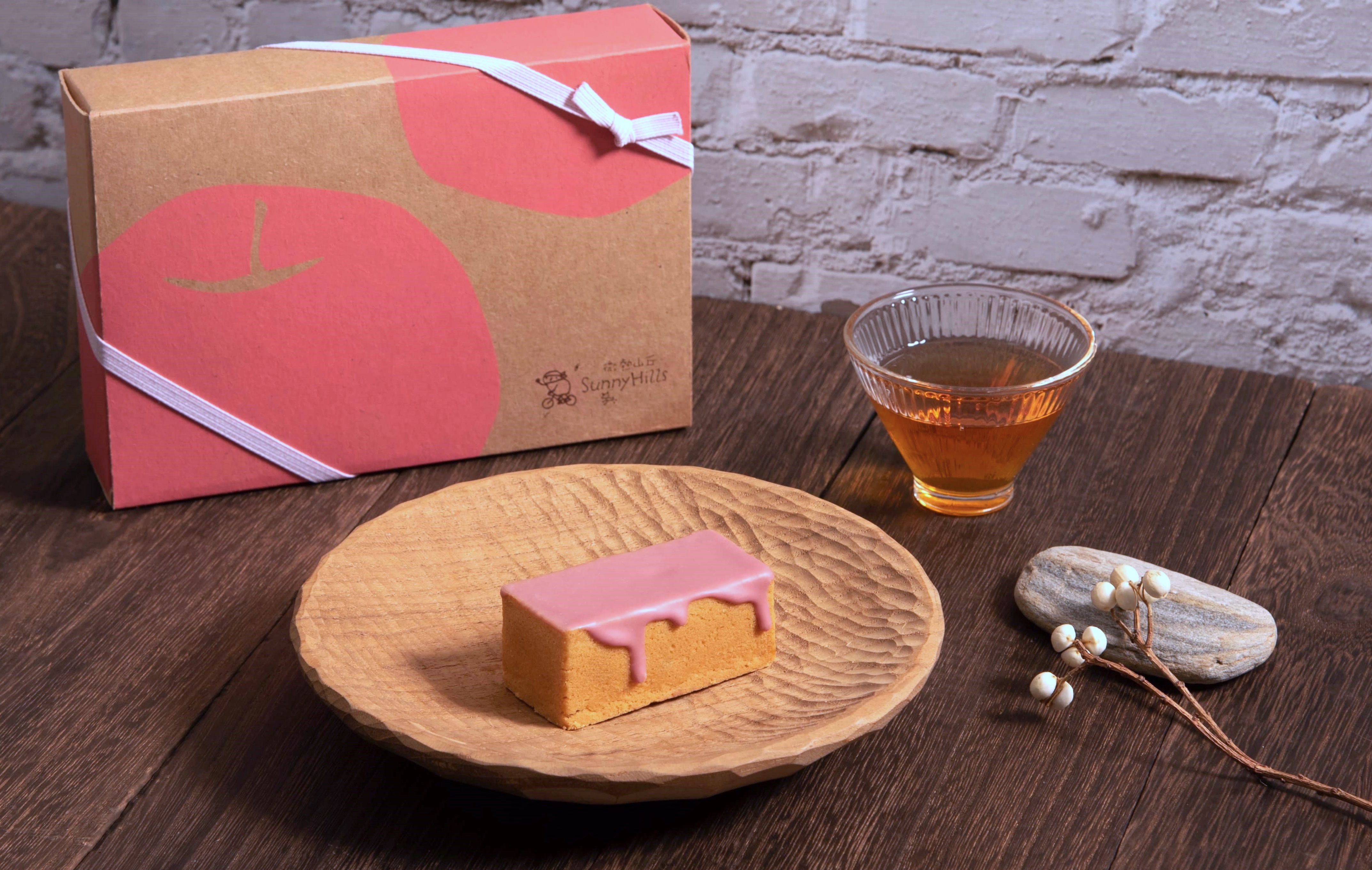 「微熱山丘」特地在母親節來臨之際，推出限定商品「粉紅蘋果酥」。（微熱山丘提供）