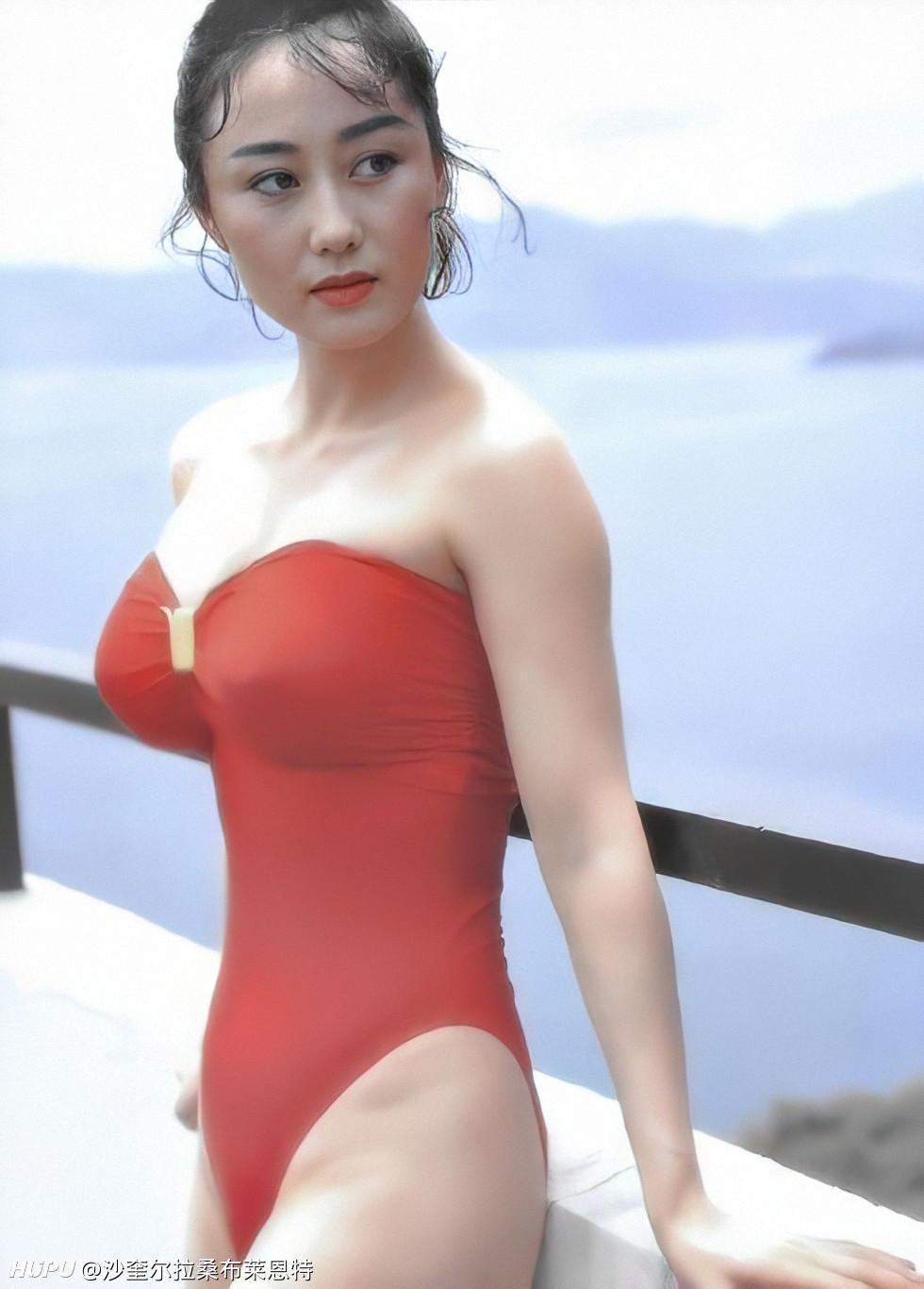 利智是選美出身,年輕時外型美豔,身材火辣,難怪李連杰會被煞到。(網路圖片)