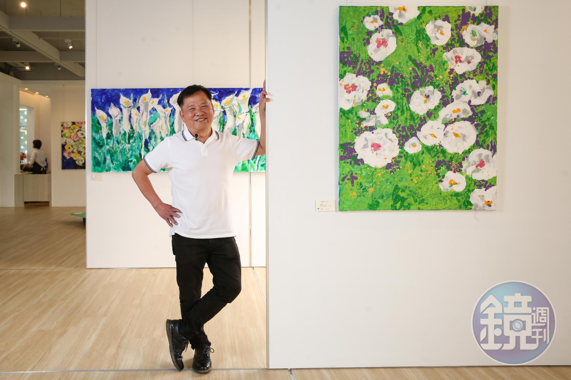 戴勝益平常以花草為主題作畫，美術館展示的二十多幅作品全是他得意之作。