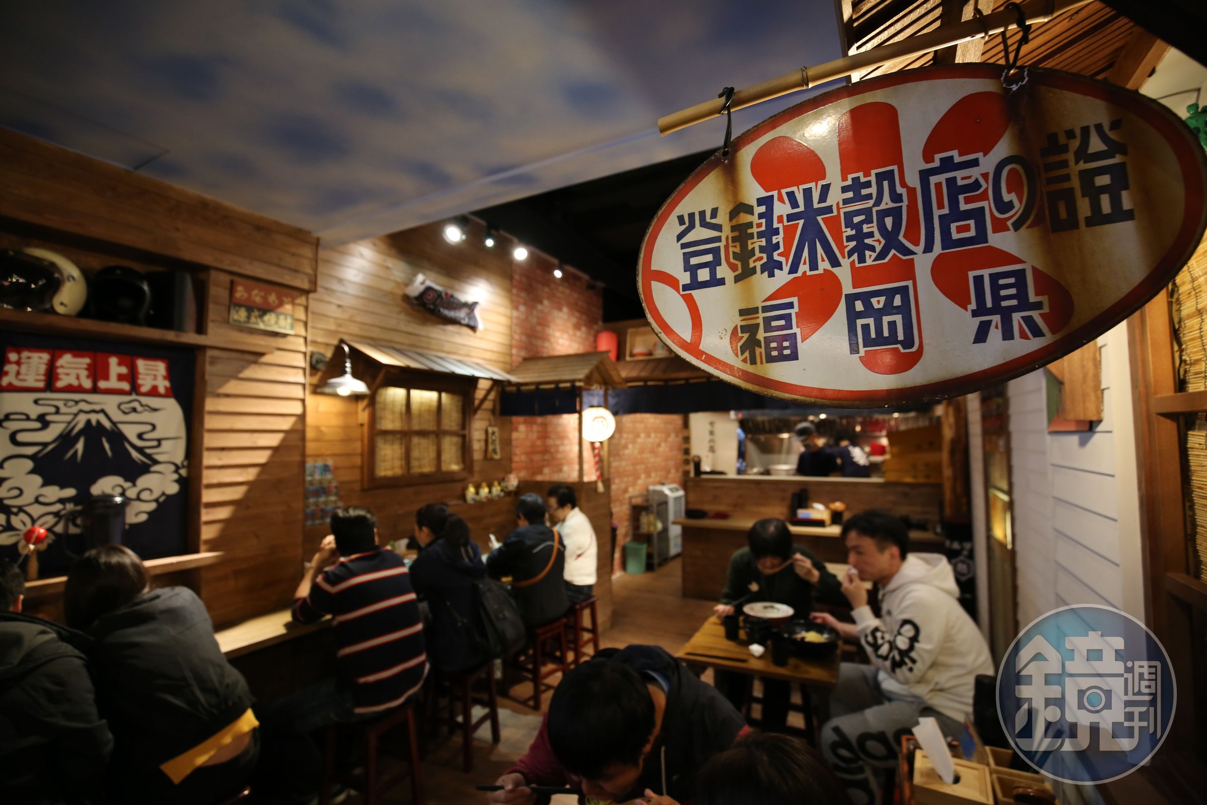 室內用餐區的裝潢也呼應街邊風格。