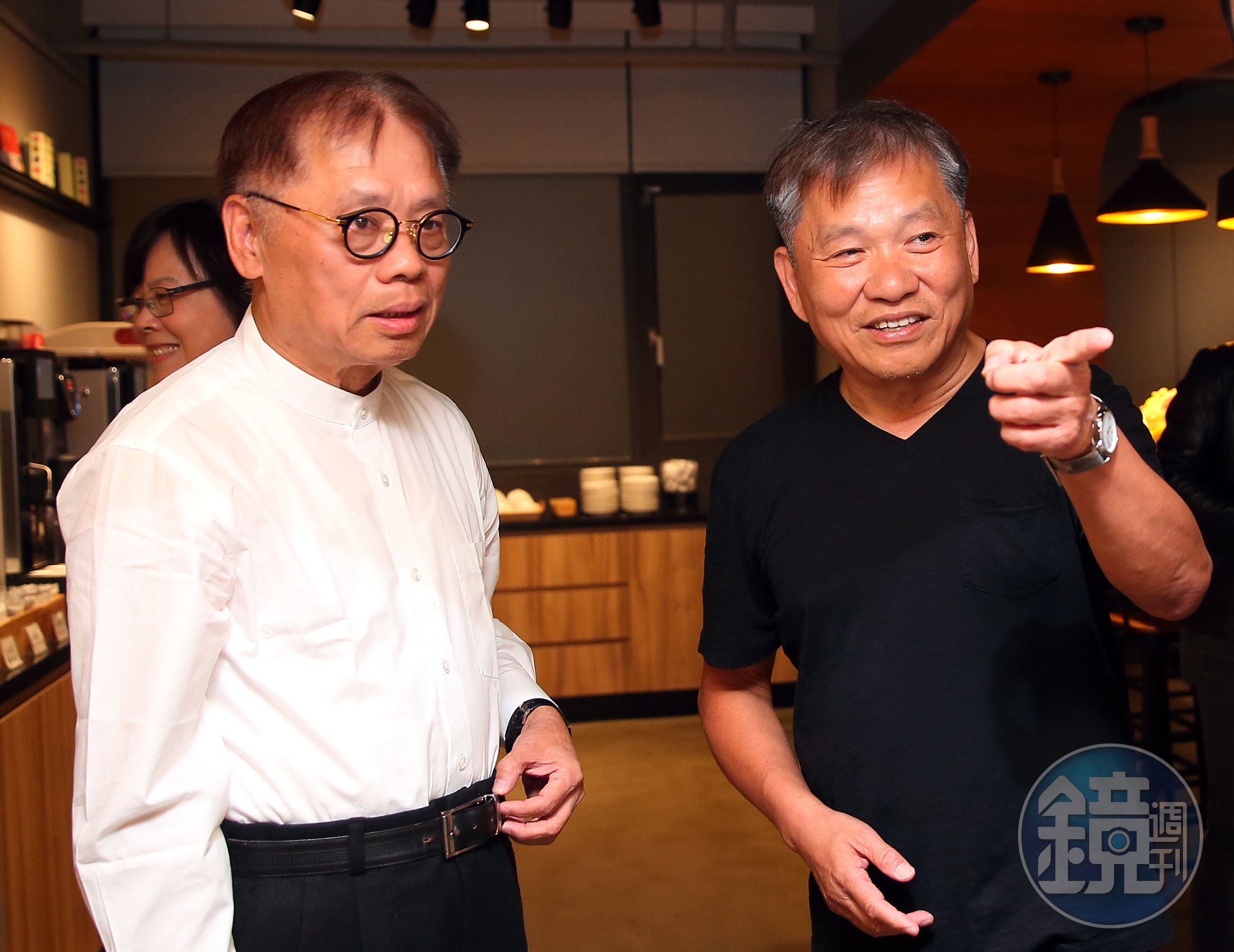 戴勝益（右）與哥哥戴勝通（左）感情深厚，還因此走進企業沒有到學校教書。